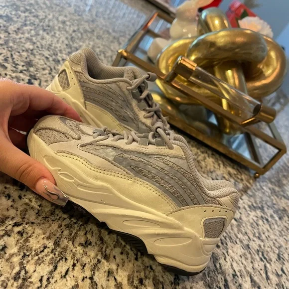 toddler yeezy sneakers - Picture 1 of 3